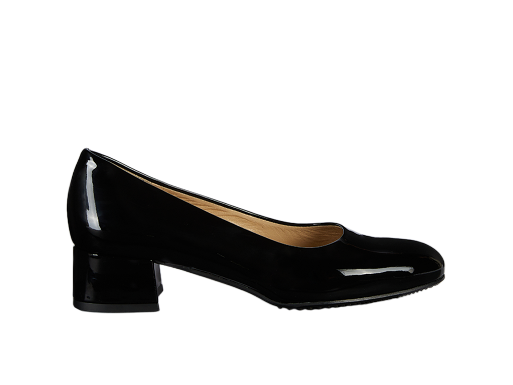 Pump in black patent leather